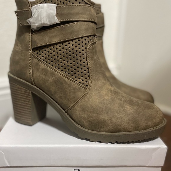 NWT Shoeaholic Sizzle Ankle Boots Tan Size 8 - Picture 1 of 14